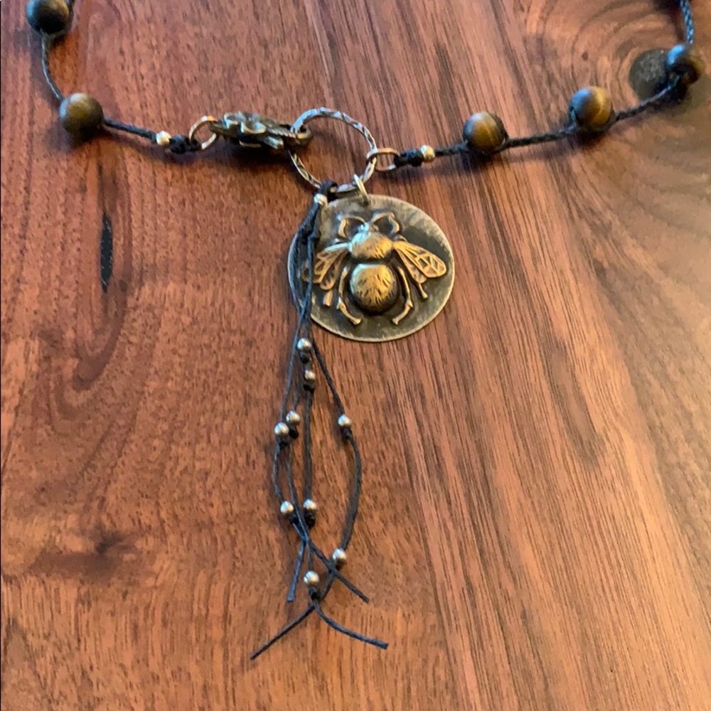 Bee pendant necklace with agate beads - Picture 3 of 4